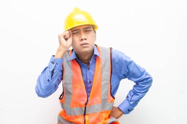 Sarı kask ve yelek giyen Asyalı inşaat işçisi 