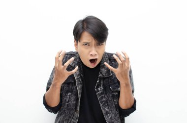 Kızgın ve deli suratlı genç bir Asyalı.