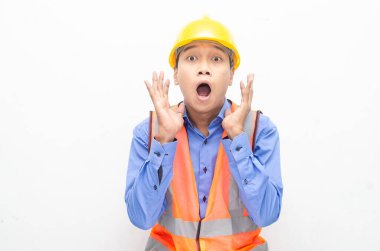 Sarı güvenlik kaskı ve yelek giyen Asyalı duygusal inşaat işçisi 