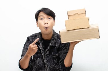 Karton kutuları olan mutlu Asyalı genç adam, teslimat konsepti 