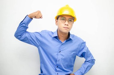 Sarı kasklı Asyalı inşaat işçisi 