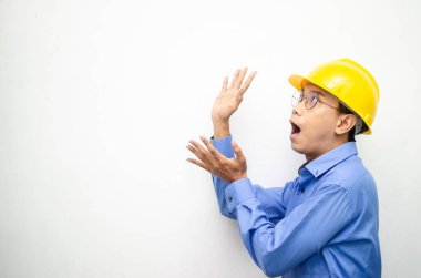 Sarı güvenlik kaskı ve yelek giyen heyecanlı Asyalı inşaat işçisi 