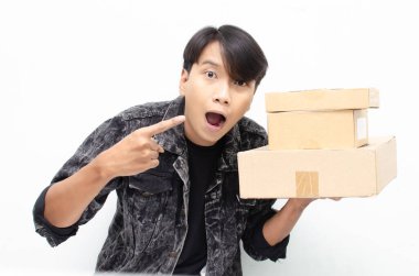 Karton kutuları olan mutlu Asyalı genç adam, teslimat konsepti 