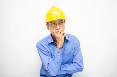 Sarı kasklı Asyalı inşaat işçisi 