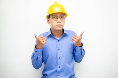 Sarı kasklı Asyalı inşaat işçisi 