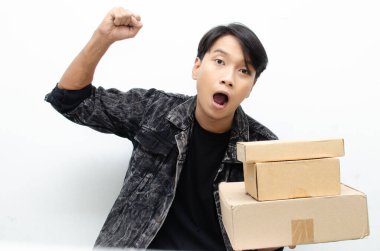 Karton kutulu neşeli Asyalı genç adam.