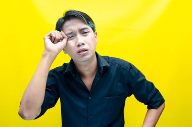 Stüdyoda ağlayan Asyalı genç adam 