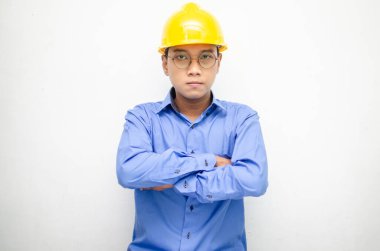 Sarı kasklı genç Asyalı inşaat işçisi 
