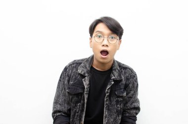 Şaşırmış ve şok olmuş ifadesiyle genç bir Asyalı.