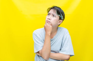 Sarı arka planda genç Asyalı bir adam 