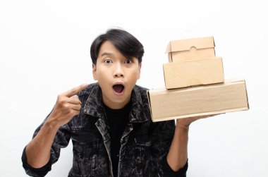 Karton kutuları olan Asyalı adam, teslimat konsepti. 