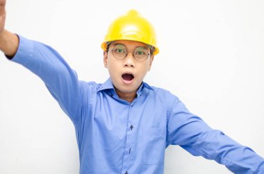 Sarı kasklı mutlu Asyalı inşaat işçisi 