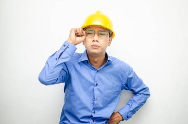 Sarı kasklı genç Asyalı inşaat işçisi 