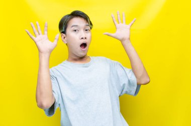 Stüdyodaki heyecanlı Asyalı genç adam 