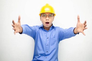 Sarı kasklı mutlu Asyalı inşaat işçisi 