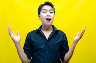 Stüdyodaki neşeli Asyalı genç adam. 