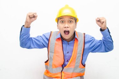 Sarı güvenlik kaskı ve yelek giyen Asyalı duygusal inşaat işçisi 