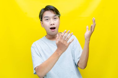 Heyecanlı genç Asyalı adam 