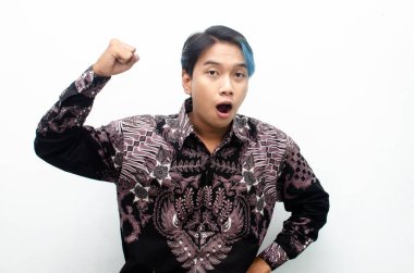 Heyecanlı genç Asyalı adam 