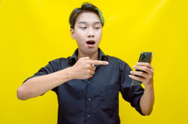 Akıllı telefonlu genç Asyalı adam. 