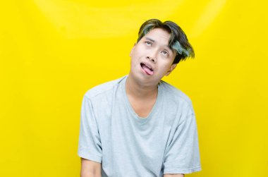 Stüdyoda çalışan çılgın Asyalı genç adam. 