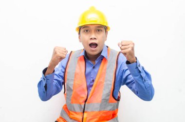 Sarı güvenlik kaskı ve yelek giyen Asyalı duygusal inşaat işçisi 