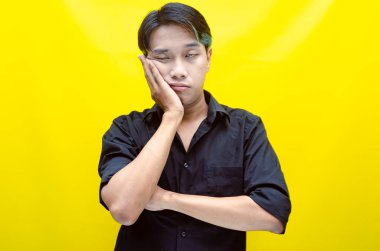 Stüdyodaki Asyalı genç adamın 