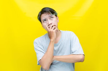 Stüdyodaki Asyalı genç adamın 