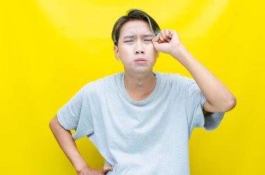 Asyalı adamın boynu ağrıyor.