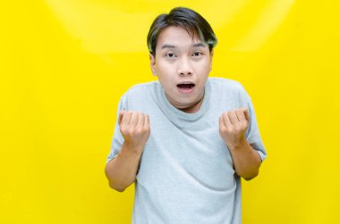 Stüdyodaki heyecanlı Asyalı genç adam 