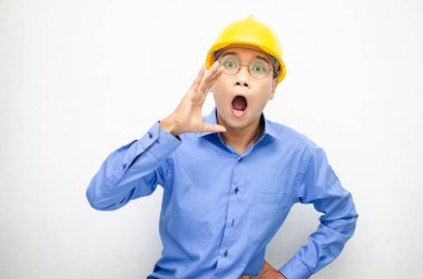 Sarı kasklı Asyalı inşaat işçisi 