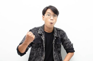 Stüdyodaki Asyalı adam şaşırdı. 