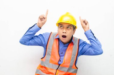 Sarı güvenlik kaskı ve yelek giyen Asyalı duygusal inşaat işçisi 