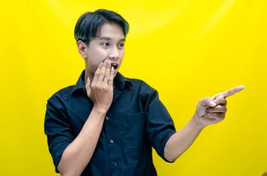 Genç Asyalı adam mesajın için yer gösteriyor. 