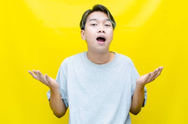 Stüdyodaki Asyalı genç adam şaşırdı. 