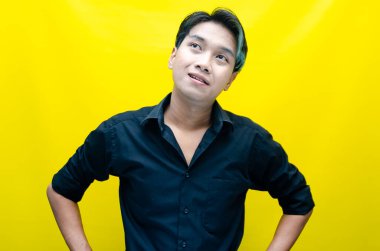 Stüdyonun arka planında genç Asyalı adam portresi  