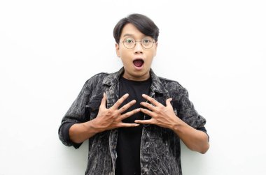 Beyaz arka planda genç bir Asyalı var. 