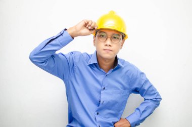 Sarı kasklı Asyalı inşaat işçisi 