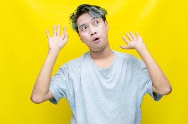 Stüdyoda çalışan çılgın Asyalı genç adam. 