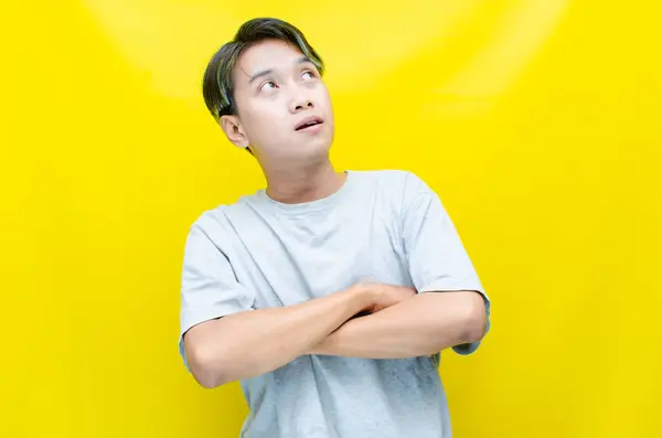 Genç Asyalı adam stüdyo geçmişine bakıyor. 