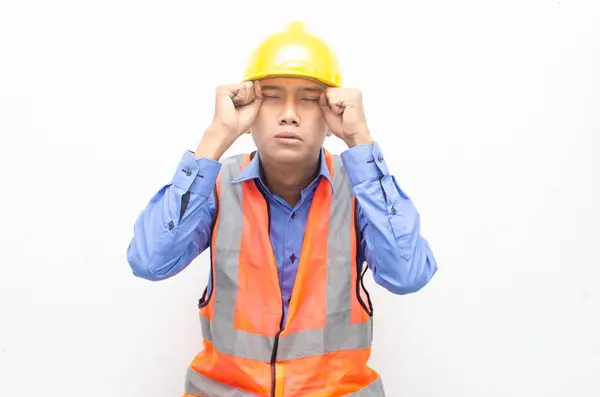 Sarı kask ve yelek giyen Asyalı inşaat işçisi 