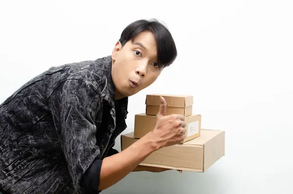 Karton kutuları olan Asyalı adam, teslimat konsepti. 