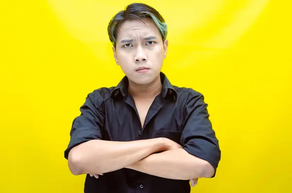 Stüdyonun arka planında genç kızgın Asyalı adam portresi  