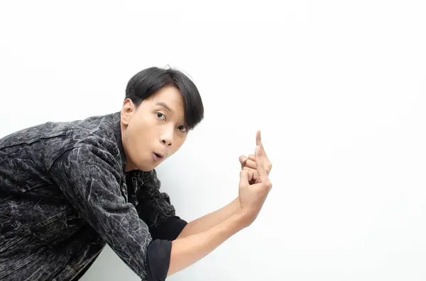 Duygusal Asyalı adam beyaz arkaplan üzerine yazdığın metin için boşluk gösteriyor 