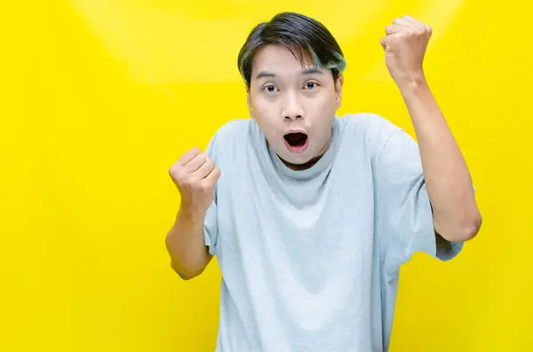 Stüdyodaki heyecanlı Asyalı genç adam 