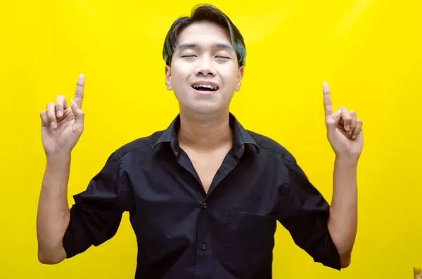 Genç Asyalı adam mesajın için yer gösteriyor. 