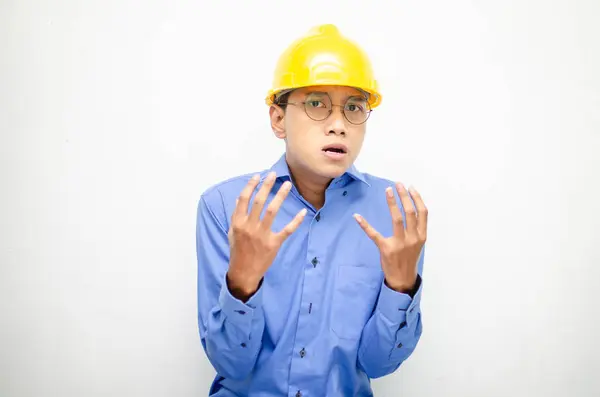 Sarı kasklı Asyalı inşaat işçisi 