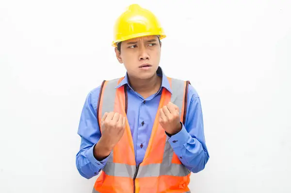 Sarı kask ve yelek giyen Asyalı inşaat işçisi 