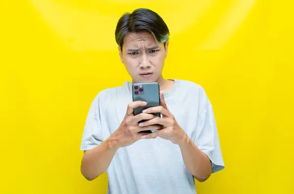 Akıllı telefonu olan sinirli bir Asyalı. 