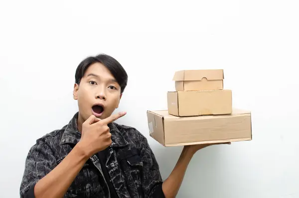 Karton kutuları olan Asyalı adam, teslimat konsepti. 